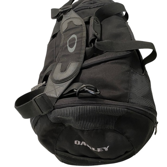 Rare Vintage 2005 Oakley Men's Gym to Street Duffel Bag Black Travel Carry On - Picture 2 of 7